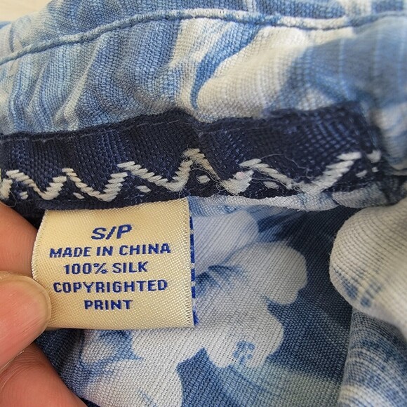 womens  Tommy Bahama original fit blue & wht floral print silk button down shirt - Picture 3 of 5